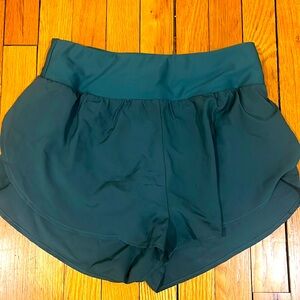 Dark green medium size shorts, used once


Cooldown brand

Side split short